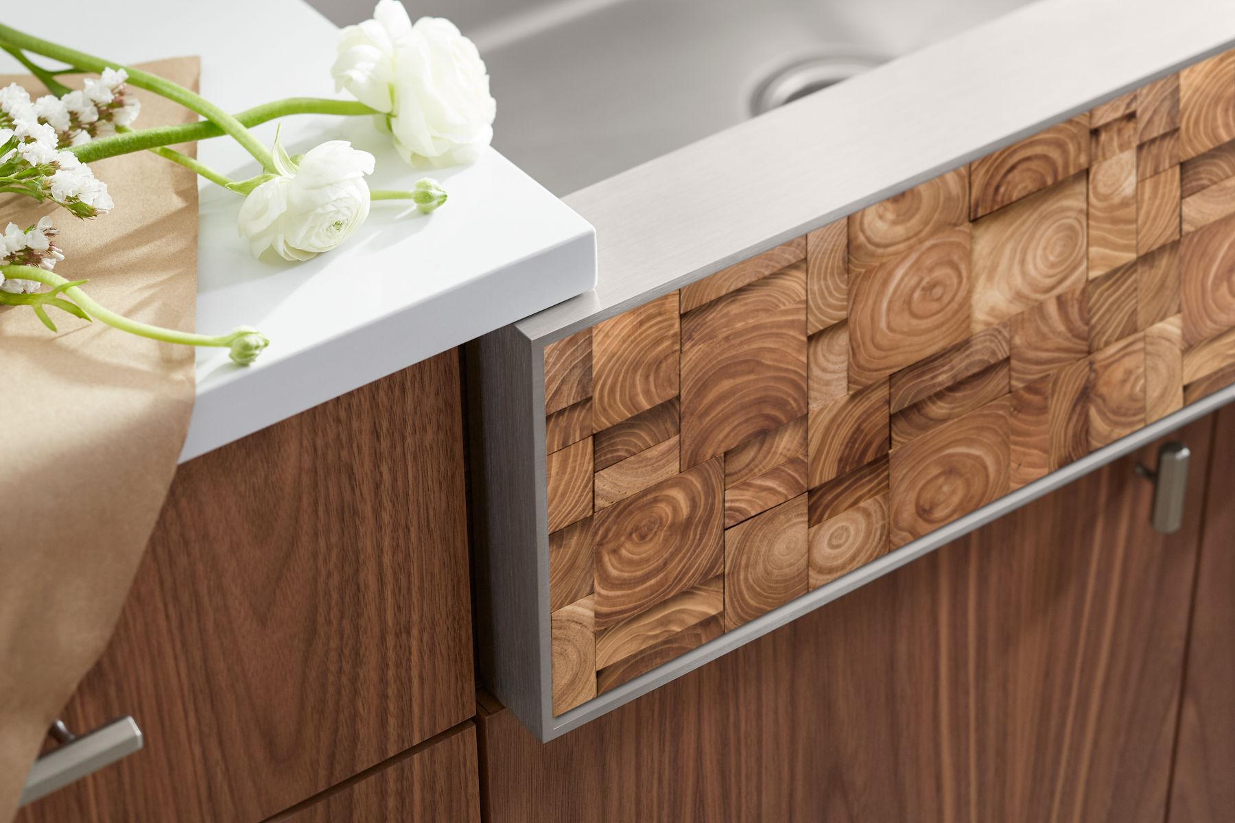 33494-tailor-34-3-4-tile-frame-3.jpg Tailor® 34-3/4" tile frame