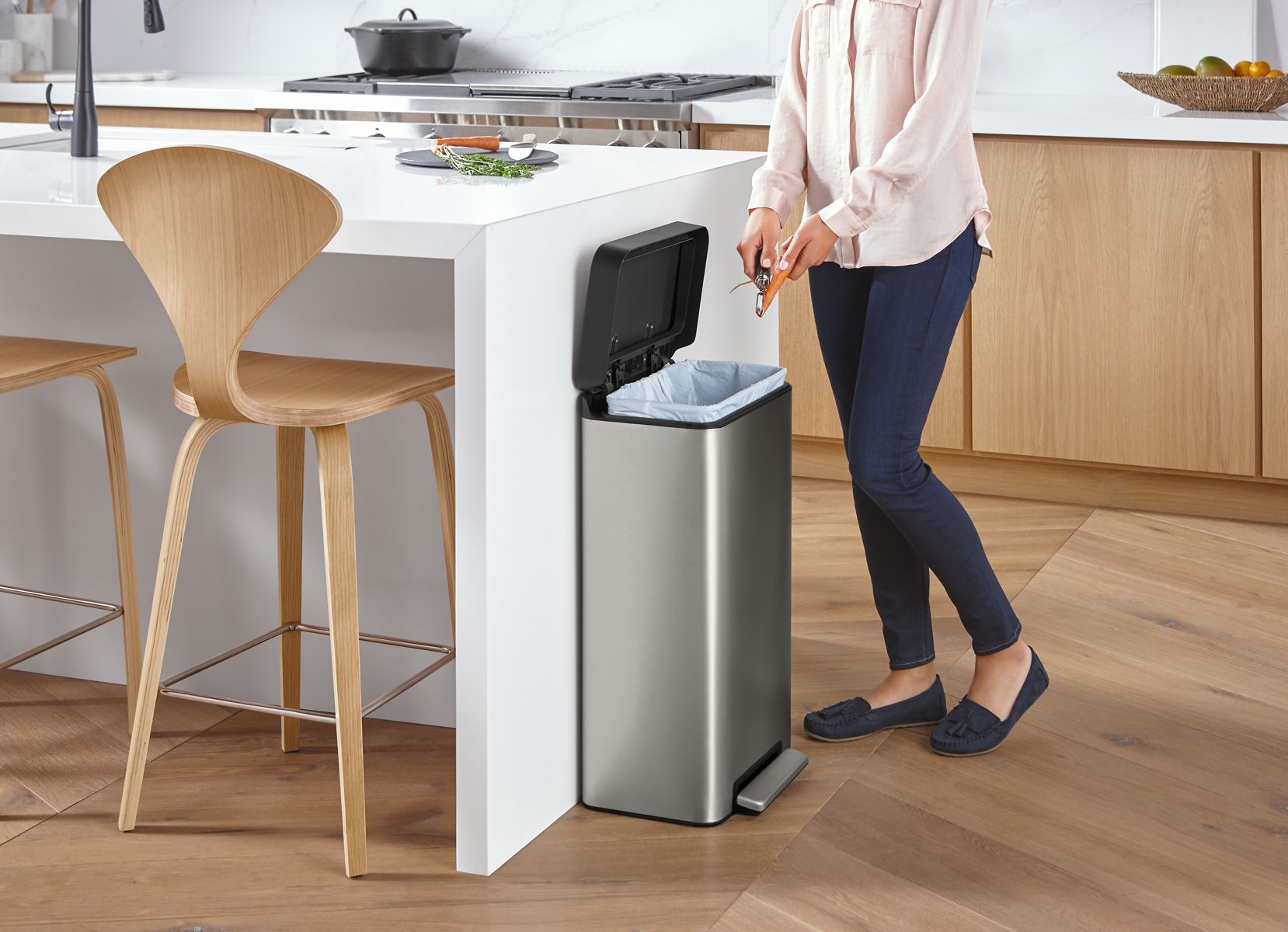33707-8-gallon-loft-stainless-steel-step-trash-can-4.jpg 8-gallon loft stainless steel step trash can