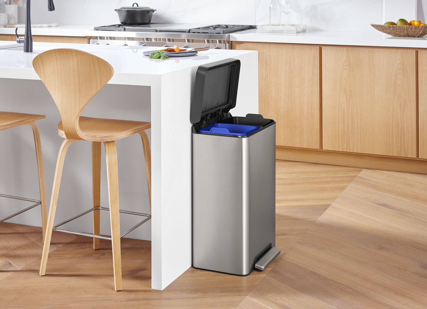 33984-dual-compartment-step-trash-can-5.jpg Dual-compartment step trash can