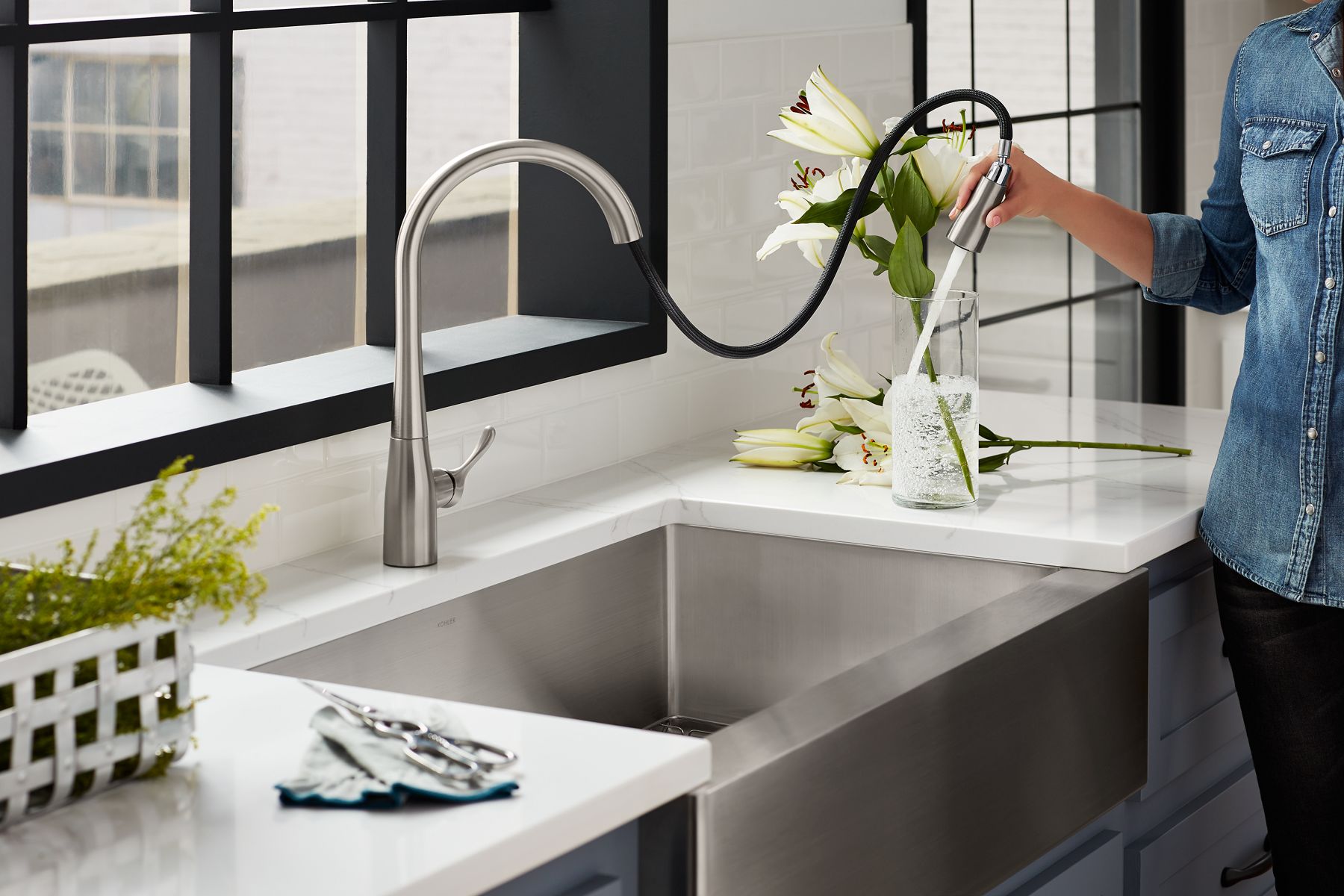 34818-simplice-pull-down-kitchen-sink-faucet-with-three-function-sprayhead-44.jpg Simplice® Pull-down kitchen sink faucet with three-function sprayhead