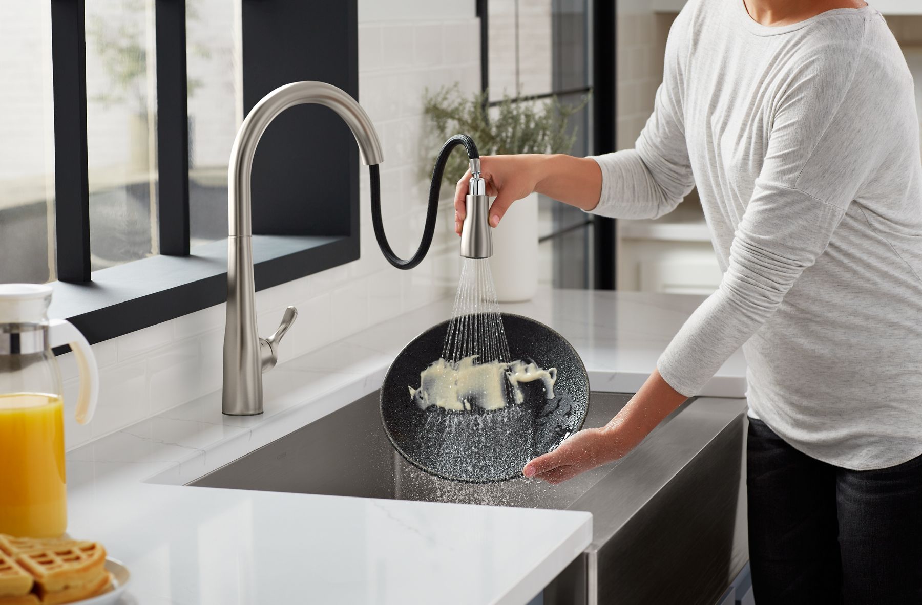 34818-simplice-pull-down-kitchen-sink-faucet-with-three-function-sprayhead-45.jpg Simplice® Pull-down kitchen sink faucet with three-function sprayhead