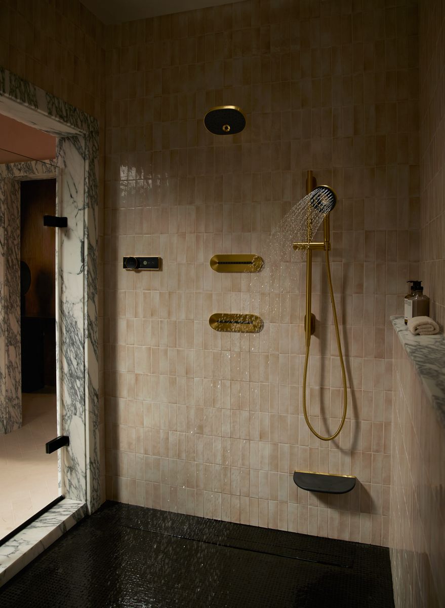 46645-statement-shower-arm-and-flange-9.jpg Statement® Shower arm and flange